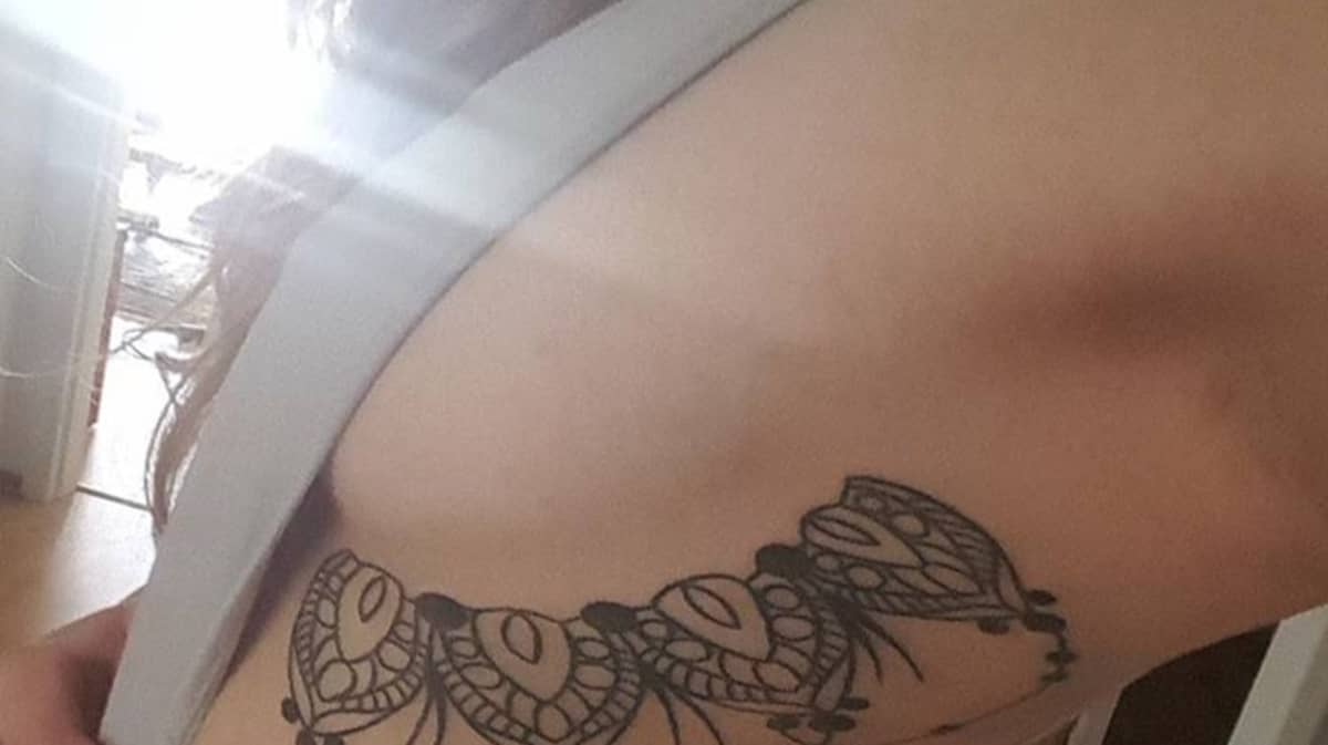 There Is A Growing Trend Amongst Women For Side-Boob Tattoos - LADbible