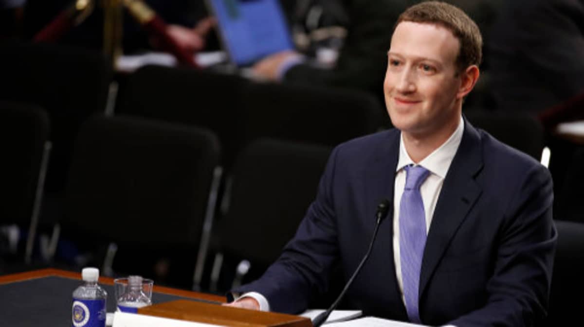 Capilla cebolla Desalentar People Are Wondering If Mark Zuckerberg Is Actually A Robot - LADbible