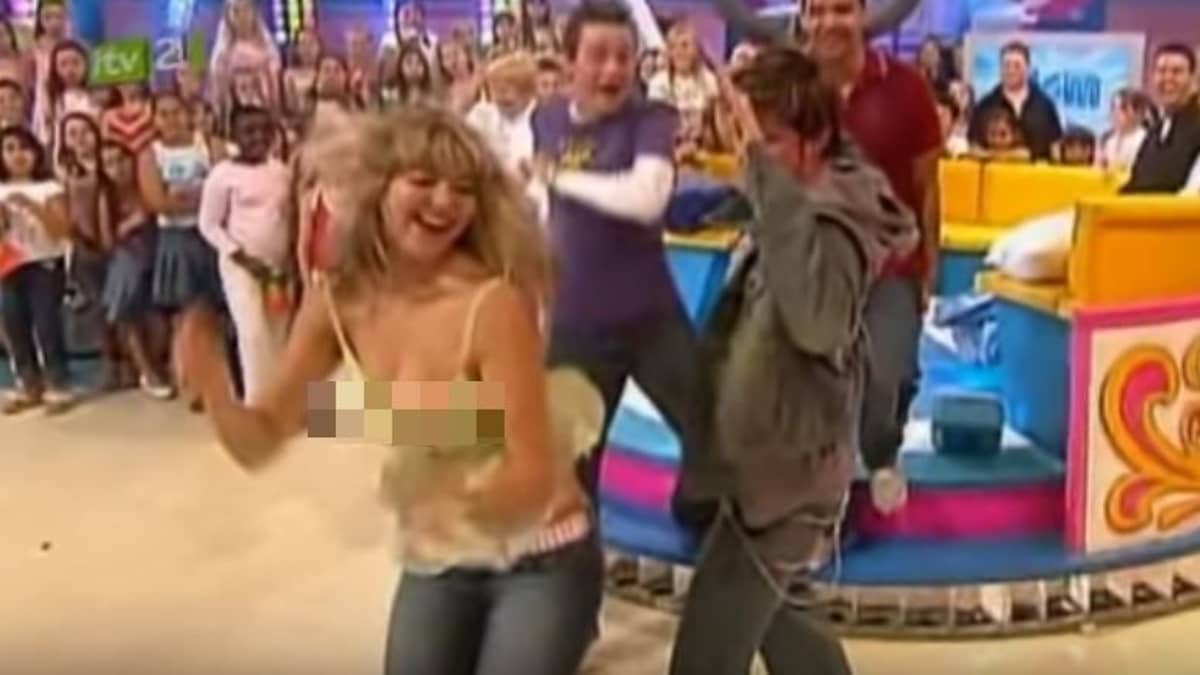 Holly Willoughby Reveals That Her Boob Popped Out Live On TV After Boozy  Night - LADbible