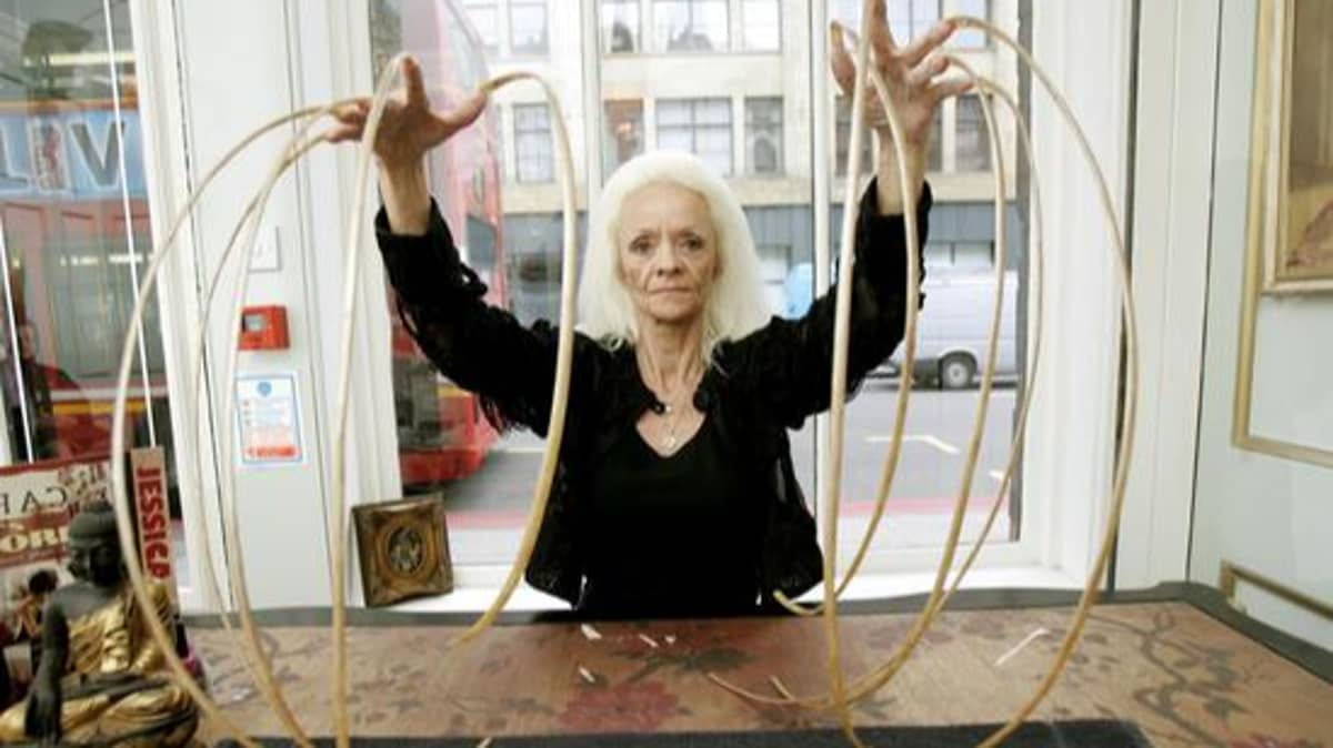 Woman With Longest Nails In World Reveals How She Lost Them - LADbible