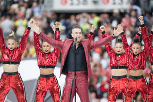 Robbie Williams Explains His Gesture During The World Cup Opening Ceremony