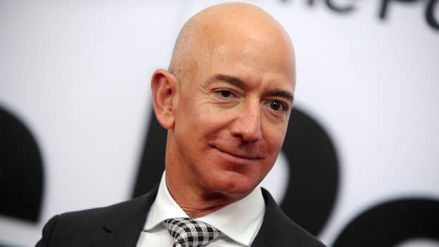 People Reckon Jeff Bezos Looked Like Pitbull On New Year's Eve