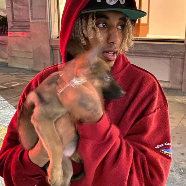 Rapper Glo Mula met zijn nieuwe hond.  Krediet: Instagram/@mulaflare