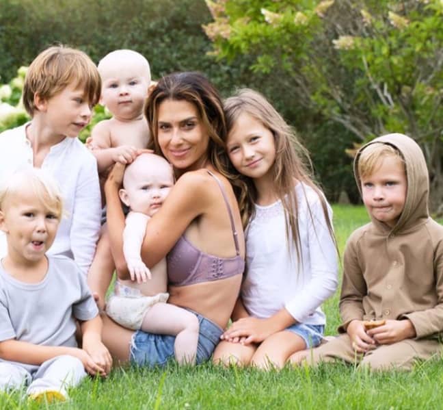 Hilaria Baldwin and her six kids. (Credit: Instagram/@hilariabaldwin)