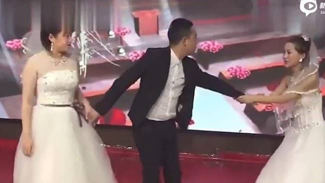 The groom found himself in a very unfavourable position. Credit: Sina News