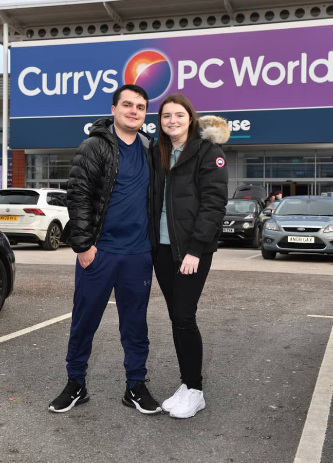 Couple Got Trapped Inside Currys Pc World Playing Xbox Game As Staff Locked Up Ladbible