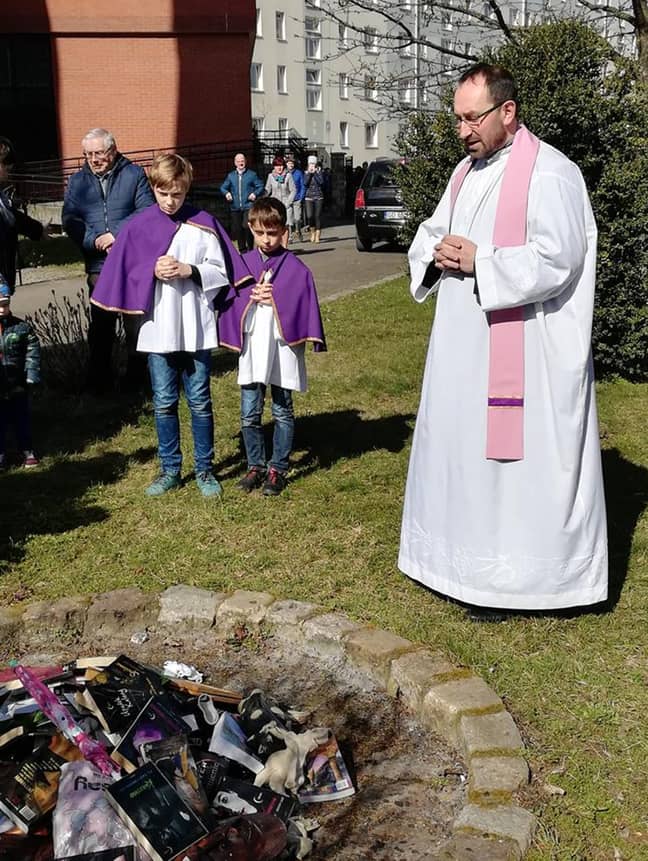 Priests and altar boys helped burn the books. Credit: CEN/@smsznieba