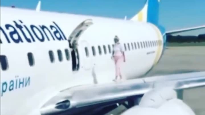 Woman Walks Out On Aeroplane Wing After Complaining She Was 'Too Hot'
