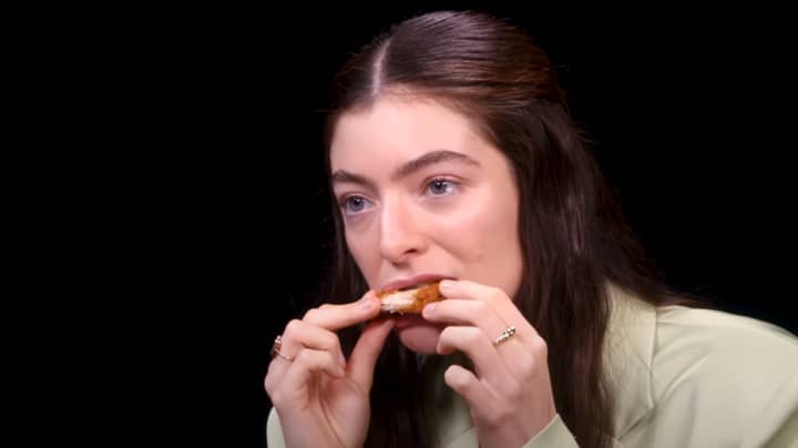 People Blown Away By Lorde's Reaction To Eating Super Hot Wings 