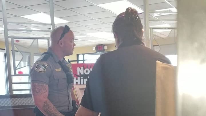 ​US Police Officer Called To Remove A Homeless Man From A Restaurant Buys Him Food Instead