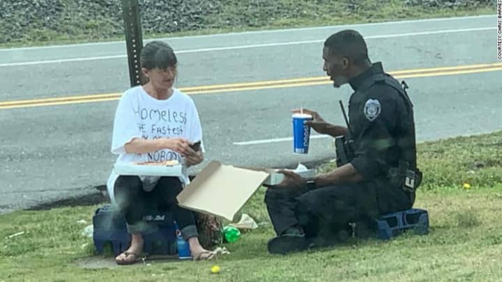 Photo of Police Officer Sharing Lunch with Homeless Person Goes Viral
