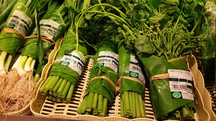 Supermarkets In Asia Are Using Banana Leaves Instead Of Plastic Bags