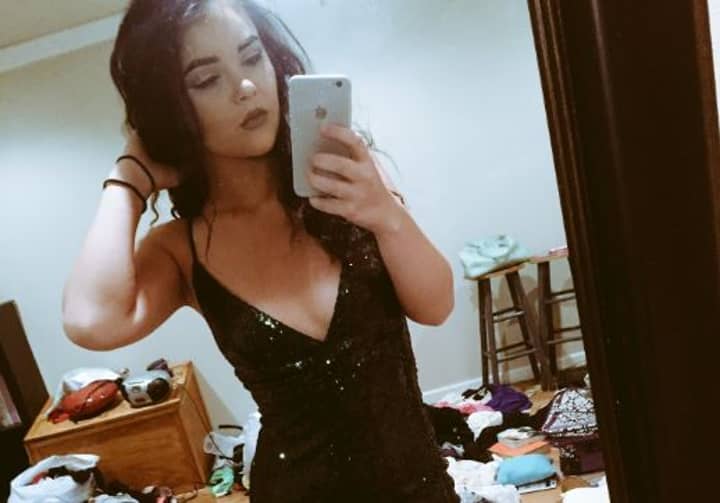 Twitter Reacts To Girl's Messy Bedroom Floor In Mirror Selfie