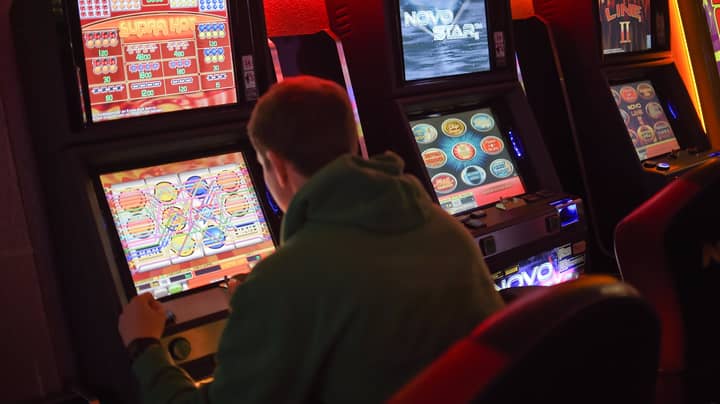 Experts Link Smartphone 'Pull-To-Refresh' Feature To Slot Machine Design