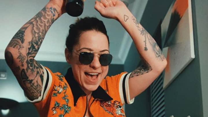 X Factor Star Lucy Spraggan Shows Off Impressive Six Pack As She Celebrates Eight Months Of Sobriety 
