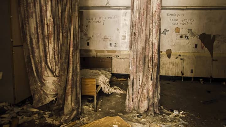 ​Photographer Shares Eerie Snaps From Inside Abandoned Medical Institutions