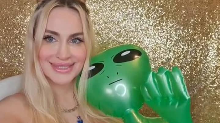 Woman Fed Up With Men Claims She's Fallen For Alien After UFO Abduction