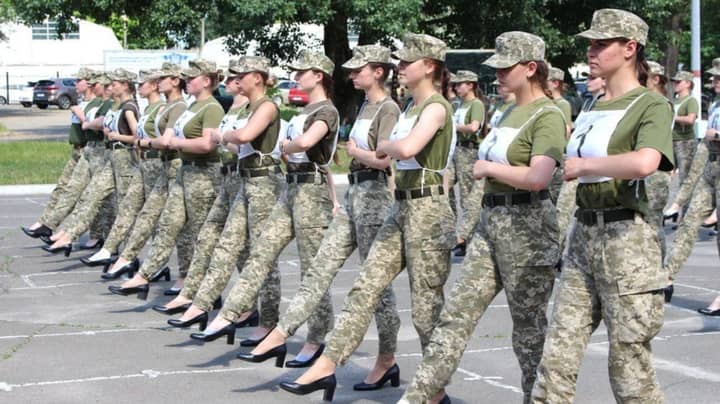 ทหารหญิงยูเครนถูกบังคับแห่ใส่ส้นสูง