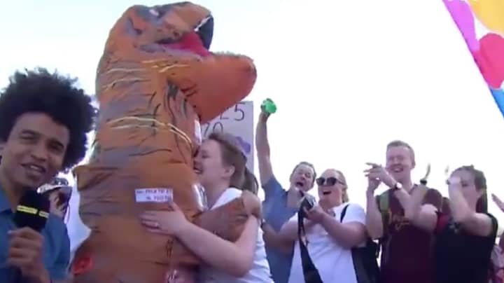 Man In Dinosaur Costume Proposes To Girlfriend At London Marathon