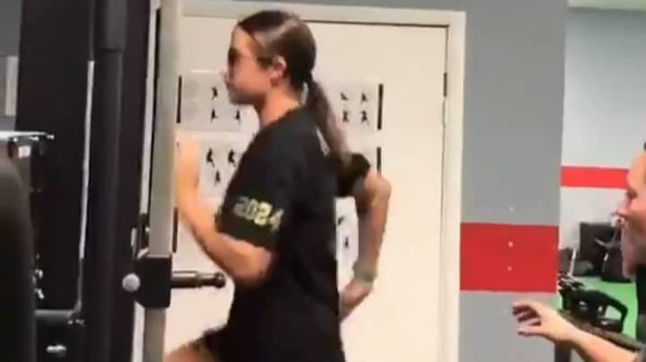 People Can't Believe How Chilled Woman Is Running At 19mph On Treadmill