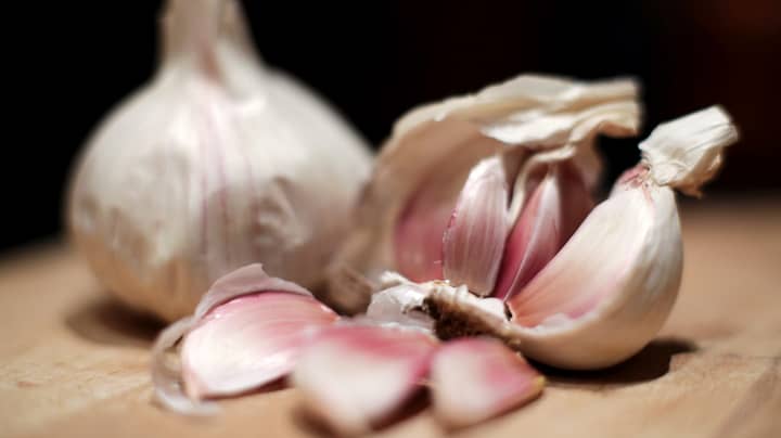 ​An Incredible Garlic Peeling Hack Is Blowing Our Tiny Little Minds