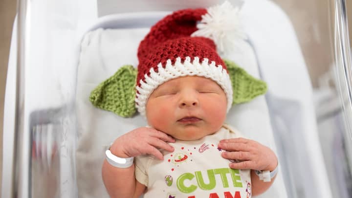 Nurse Knits Baby Yoda Santa Hats For New-Born Babies In Hospital