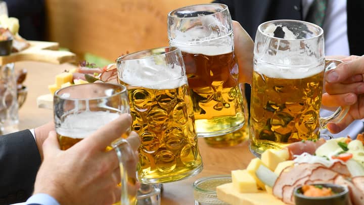 Doctor Convinces People At Bar To Get Vaccine With Free Beer